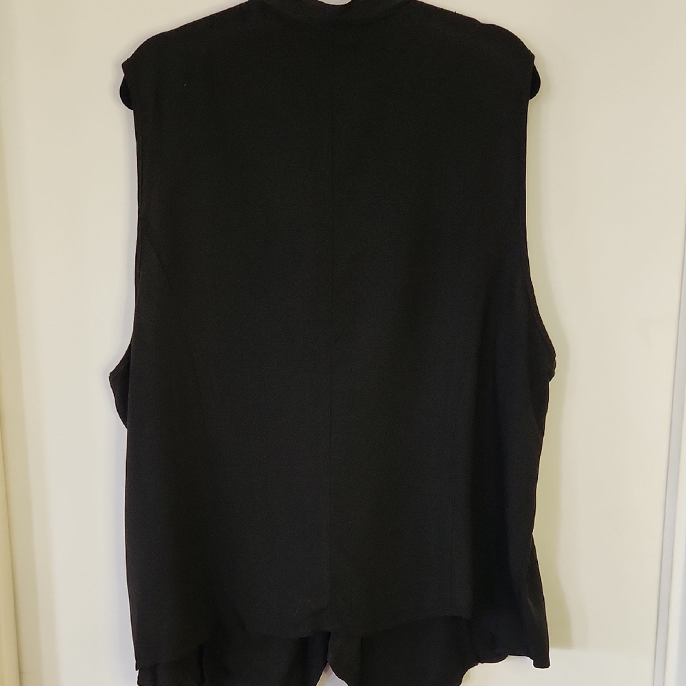 NWT Torrid Black Sleeveless Top with Zipper Accents - Picture 2 of 8